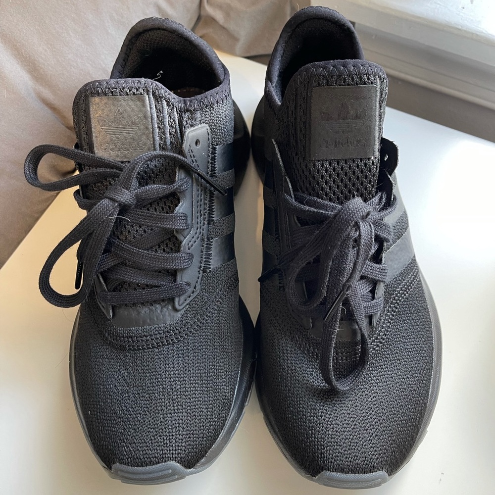 Adidas Sneakers